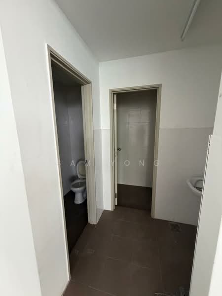 Factory for Rent in Puchong (Selangor) - Sam Yong - Bathroom - PropertyGuru.com.my