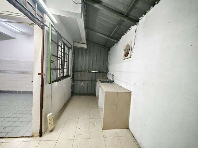 2-storey Terraced House for Rent in Taman Industri Bolton (Batu Caves) - Niesya Shuekry - Kitchen - PropertyGuru.com.my