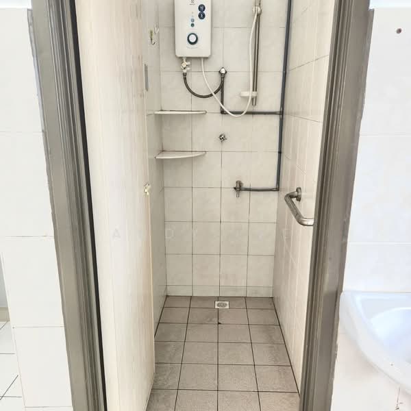 Pangsapuri untuk Dijual di Desa Indah Block 1 - Andy Lee - Bathroom - PropertyGuru.com.my