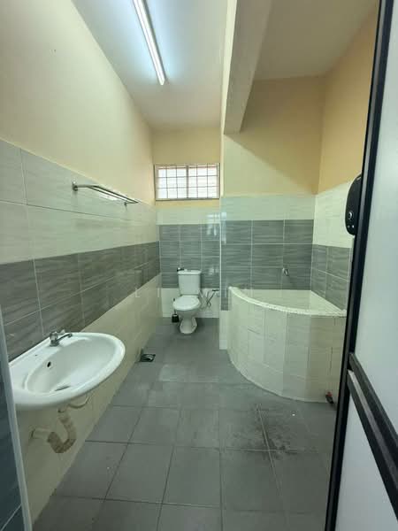 2-storey Terraced House for Rent at Taman Universiti - Li Min - Bathroom - PropertyGuru.com.my