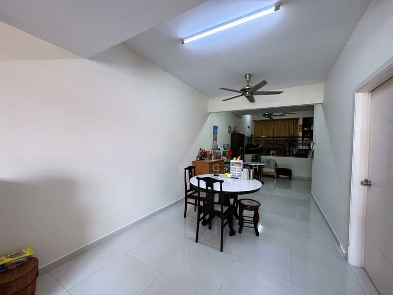 2-storey Terraced House for Rent in Island Glades (Jelutong) - Qyan Goh - Living Room - PropertyGuru.com.my