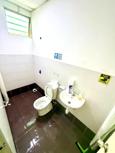 Shop / Office for Rent in Taman Molek (Johor Bahru) - JJ Lim - Bathroom - PropertyGuru.com.my