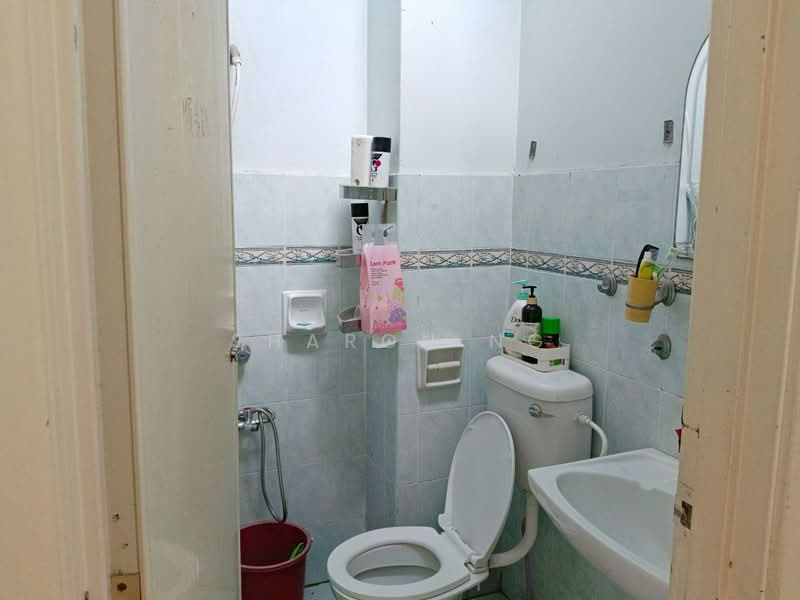 Rumah Teres 2 Tingkat untuk Dijual di Taman Setia Indah (Tebrau) - Sharon Ng - Bathroom - PropertyGuru.com.my