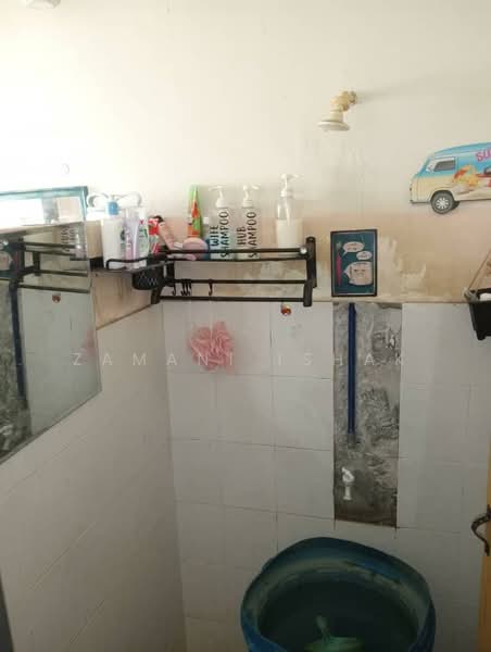 Pangsapuri untuk Dijual di Pangsapuri Rimba Jaya - Zamani Ishak - Bathroom - PropertyGuru.com.my