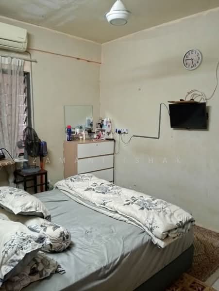 Pangsapuri untuk Dijual di Pangsapuri Rimba Jaya - Zamani Ishak - Bedroom - PropertyGuru.com.my