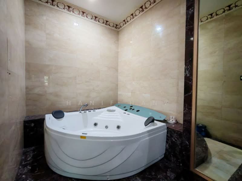 Bungalow for Sale in Petaling Jaya (Selangor) - Hanif Hanz - Bathroom - PropertyGuru.com.my