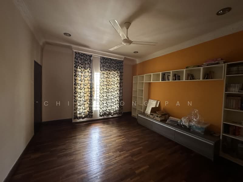 2.5-storey Terraced House for Sale in Taman Prima Tropika (Seri Kembangan) - Chin Thong Pan - Living Room - PropertyGuru.com.my