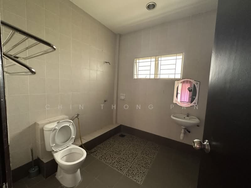 2.5-storey Terraced House for Sale in Taman Prima Tropika (Seri Kembangan) - Chin Thong Pan - Bathroom - PropertyGuru.com.my