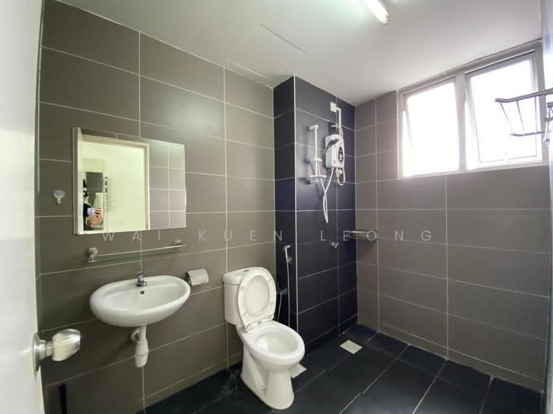 Service Residence for Sale at Maxim Residences - Wai Kuen Leong - Bathroom - PropertyGuru.com.my