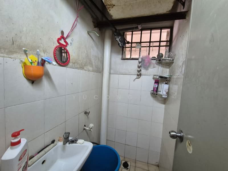 Rumah Flat untuk Dijual di Rumah Pangsa Sri Orkid (Ehsan Jaya) - Yucong . - Bathroom - PropertyGuru.com.my
