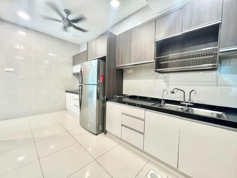 Cluster House for Sale in Bandar Saujana Putra (Tanjong Duabelas) - Mohd Mortadza Ahmad - Kitchen - PropertyGuru.com.my