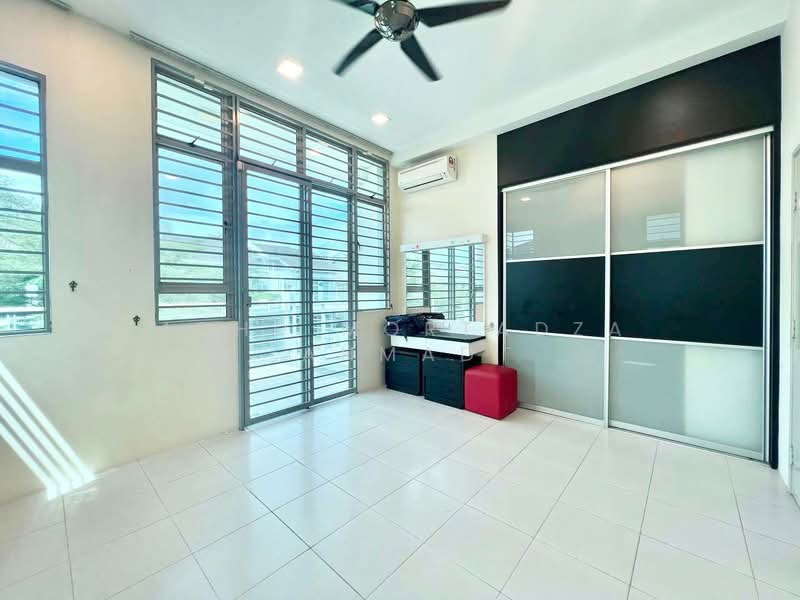 Cluster House for Sale in Bandar Saujana Putra (Tanjong Duabelas) - Mohd Mortadza Ahmad - Bedroom - PropertyGuru.com.my