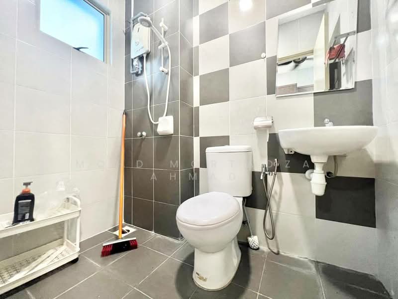 Cluster House for Sale in Bandar Saujana Putra (Tanjong Duabelas) - Mohd Mortadza Ahmad - Bathroom - PropertyGuru.com.my