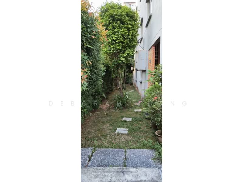 Rumah Bandar untuk Dijual di Bukit Jalil (Kuala Lumpur) - Deborah Leong - Side of house, potential patio - PropertyGuru.com.my