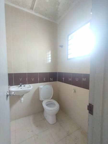 Rumah Teres untuk Dijual di Shah Alam (Selangor) - Vivien Thum - Bathroom - PropertyGuru.com.my