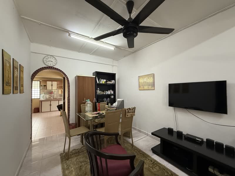 Rumah Teres 1 Tingkat untuk Dijual di Taman Datuk Abdul Aziz (Umbai) - M Jamil Ali - Living Room - PropertyGuru.com.my