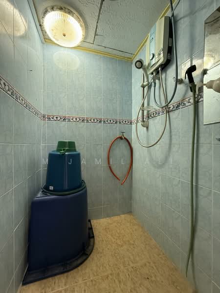 Rumah Teres 1 Tingkat untuk Dijual di Taman Datuk Abdul Aziz (Umbai) - M Jamil Ali - Bathroom - PropertyGuru.com.my