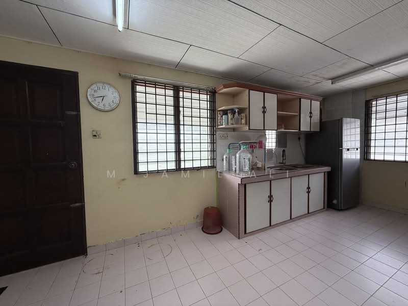 Rumah Teres 1 Tingkat untuk Dijual di Taman Datuk Abdul Aziz (Umbai) - M Jamil Ali - Kitchen - PropertyGuru.com.my