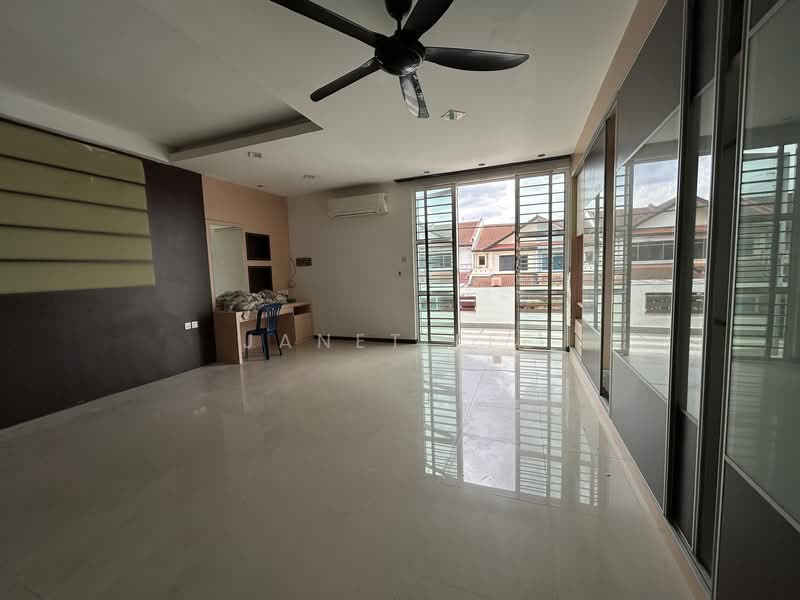 2-storey Terraced House for Sale in Taman Mount Austin (Tebrau) - Janet Lee - Living Room - PropertyGuru.com.my