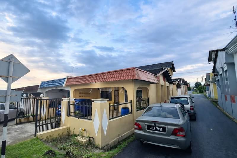 1-storey Terraced House for Sale in Taman Ungku Tun Aminah (Skudai) - Zira . - Exterior - PropertyGuru.com.my