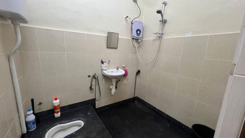 1-storey Terraced House for Sale in Taman Ungku Tun Aminah (Skudai) - Zira . - Bathroom - PropertyGuru.com.my