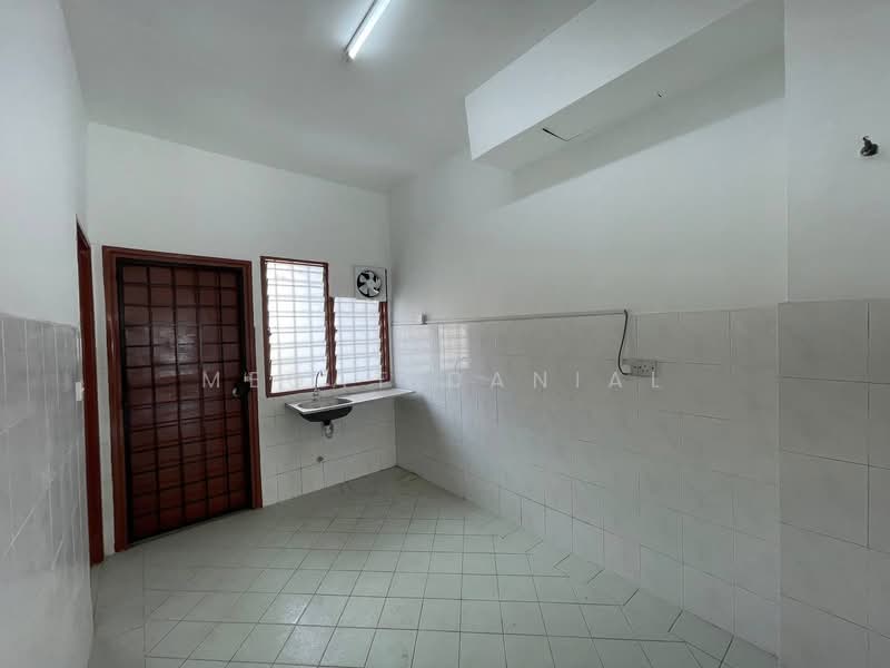 2-storey Terraced House for Sale in Bandar Tasik Puteri (Rawang) - Megat Danial - Kitchen - PropertyGuru.com.my