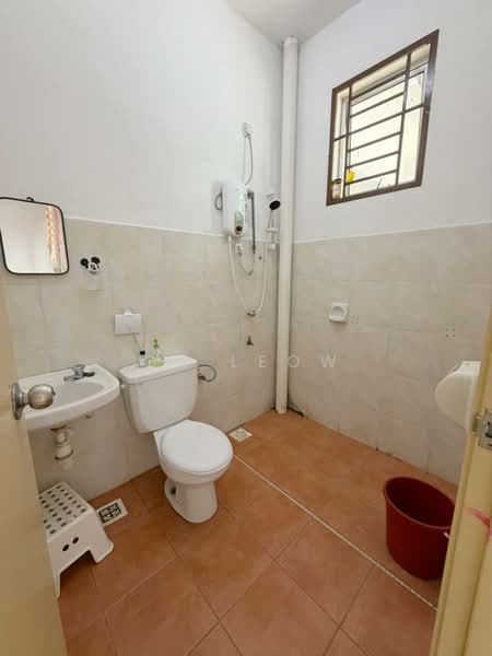 1.5-storey Terraced House for Sale in Taman Pelangi Indah (Ulu Tiram) - Ck Leow - Bathroom - PropertyGuru.com.my