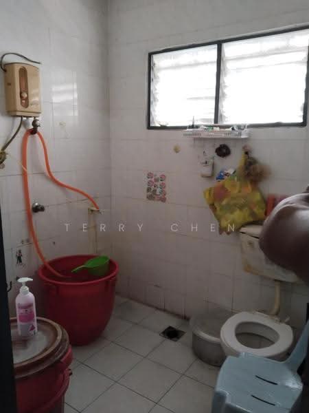 2-storey Terraced House for Sale in Taman Universiti Indah (Seri Kembangan) - Terry Chen - Bathroom - PropertyGuru.com.my