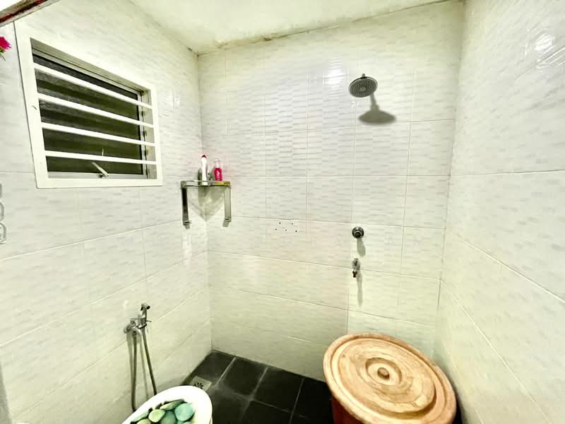 Rumah Teres 1 Tingkat untuk Dijual di Taman Mawar (Bandar Kinrara) - Mohd Adryzam - Bathroom - PropertyGuru.com.my