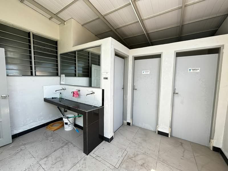 Shop for Rent in Taman Canning (Ipoh) - Lee Muzi - Bathroom - PropertyGuru.com.my