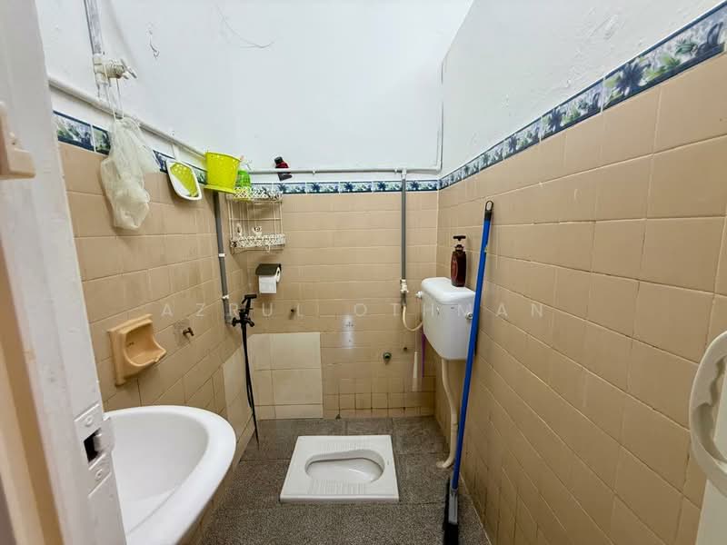 1-storey Terraced House for Sale in Senawang (Negeri Sembilan) - Azrul Othman - Bathroom - PropertyGuru.com.my