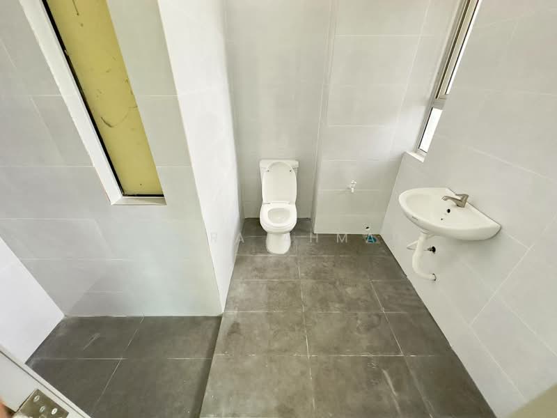 Rumah Teres 2 Tingkat untuk Dijual di Nilai Impian (Nilai) - Sean Ho - Bathroom - PropertyGuru.com.my