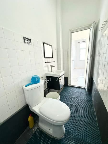 Apartment for Sale at The Astaria - Wan Nurani - Bathroom - PropertyGuru.com.my