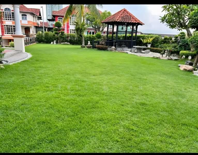 Semi-Detached House for Sale in Taman Molek (Johor Bahru) - Bernice Gan - Garden - PropertyGuru.com.my