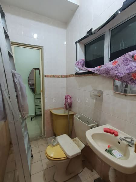 Rumah Teres 2 Tingkat untuk Dijual di Taman Bercham Suria (Tambun) - Lee Muzi - Bathroom - PropertyGuru.com.my