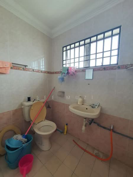Rumah Teres 2 Tingkat untuk Dijual di Taman Bercham Suria (Tambun) - Lee Muzi - Bathroom - PropertyGuru.com.my