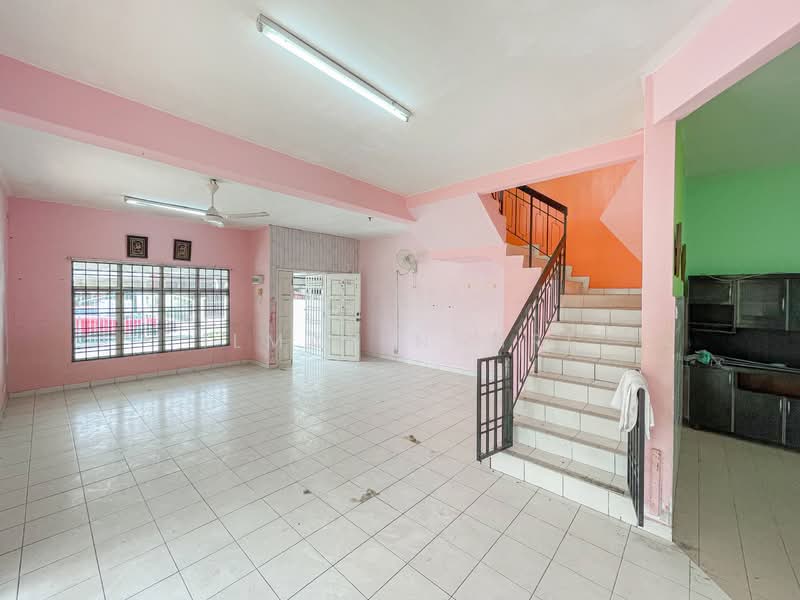 2-storey Terraced House for Sale in Taman Pelangi Semenyih (Semenyih) - Ilman Nahri - Living Room - PropertyGuru.com.my