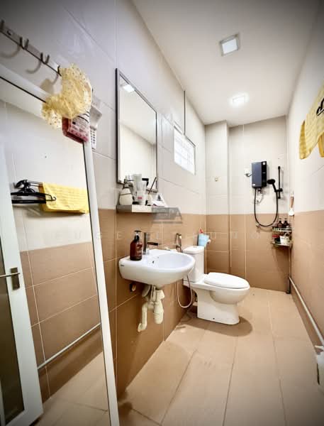 Rumah Teres 3 Tingkat untuk Dijual di Taman Lip Sin (Sungai Dua) - Eugene Tung - Bathroom - PropertyGuru.com.my