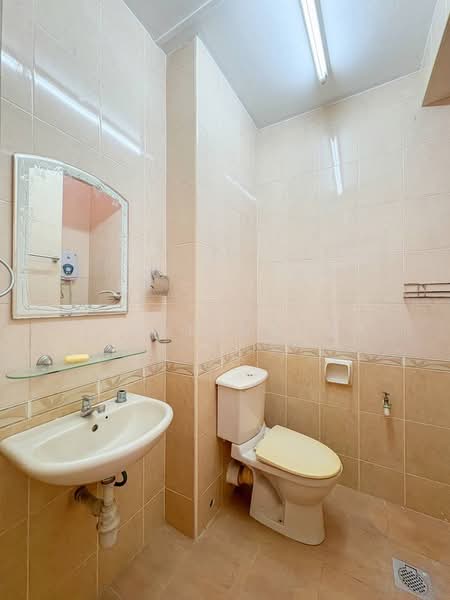 2.5-storey Terraced House for Sale in Taman Equine (Seri Kembangan) - Ilman Nahri - Bathroom - PropertyGuru.com.my