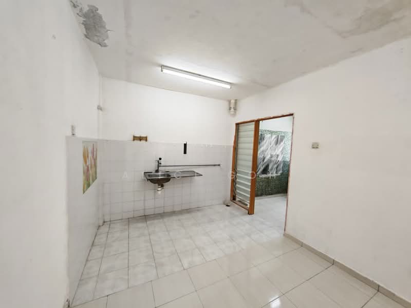 Rumah Flat untuk Dijual di Taman Plentong Utama - Alice Goh - Kitchen - PropertyGuru.com.my