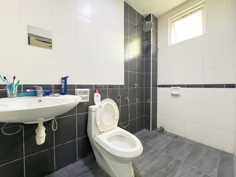 Rumah Berkembar untuk Dijual di Taman Vista Hill (Cheras) - Jeffrey Pang - Bathroom - PropertyGuru.com.my