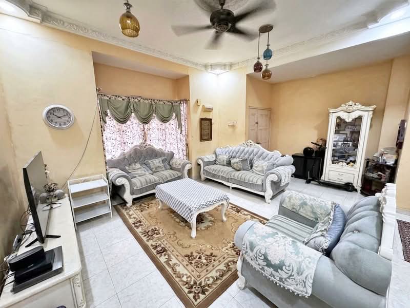 2-storey Terraced House for Sale in Taman Impian Putra (Bangi) - Mohd Nazri Roslan - Living Room - PropertyGuru.com.my