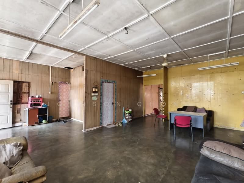 Bungalow for Sale in Kampung Ayer Putih (Pekan Nanas) - Johnson Chong - Living Room - PropertyGuru.com.my