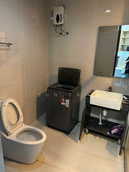 Condominium for Rent at Amberside @ Country Garden Danga Bay - Sun Yap - Bathroom - PropertyGuru.com.my