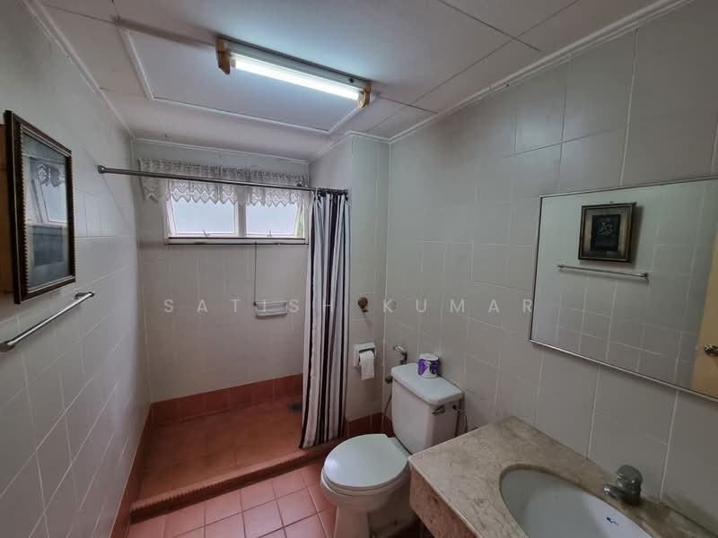 Kondominium untuk Dijual di Bungaraya Condominium - Satish Kumar - Bathroom - PropertyGuru.com.my