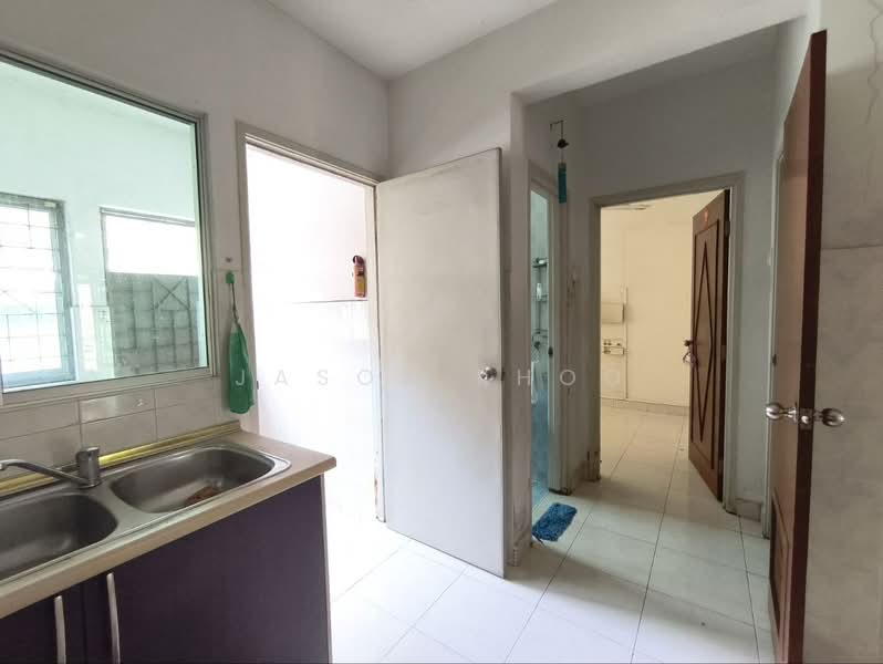 1.5-storey Terraced House for Sale in Taman Gaya (Ulu Tiram) - Jason Khoo - Kitchen - PropertyGuru.com.my