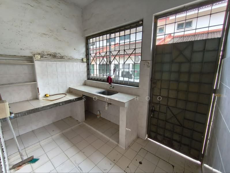 1.5-storey Terraced House for Sale in Taman Gaya (Ulu Tiram) - Jason Khoo - Kitchen - PropertyGuru.com.my