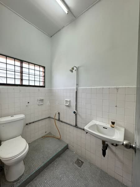1-storey Terraced House for Sale in Taman Puteri Wangsa (Ulu Tiram) - Carson . - Bathroom - PropertyGuru.com.my