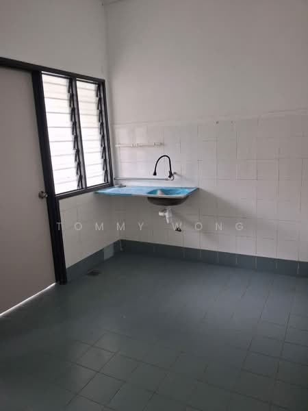 Rumah Teres 2 Tingkat untuk Disewa di Taman Puncak Jalil (Seri Kembangan) - Tommy Wong Phang - Kitchen - PropertyGuru.com.my