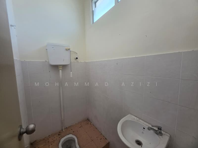 Terraced House for Sale in Taman Gambang Damai (Hulu Lepar) - Mohammad Azizi - Bathroom - PropertyGuru.com.my
